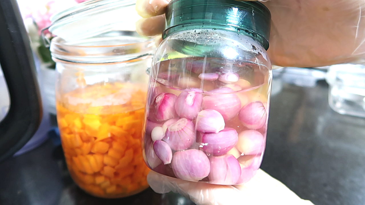 Shallots Pickle in Vinegar