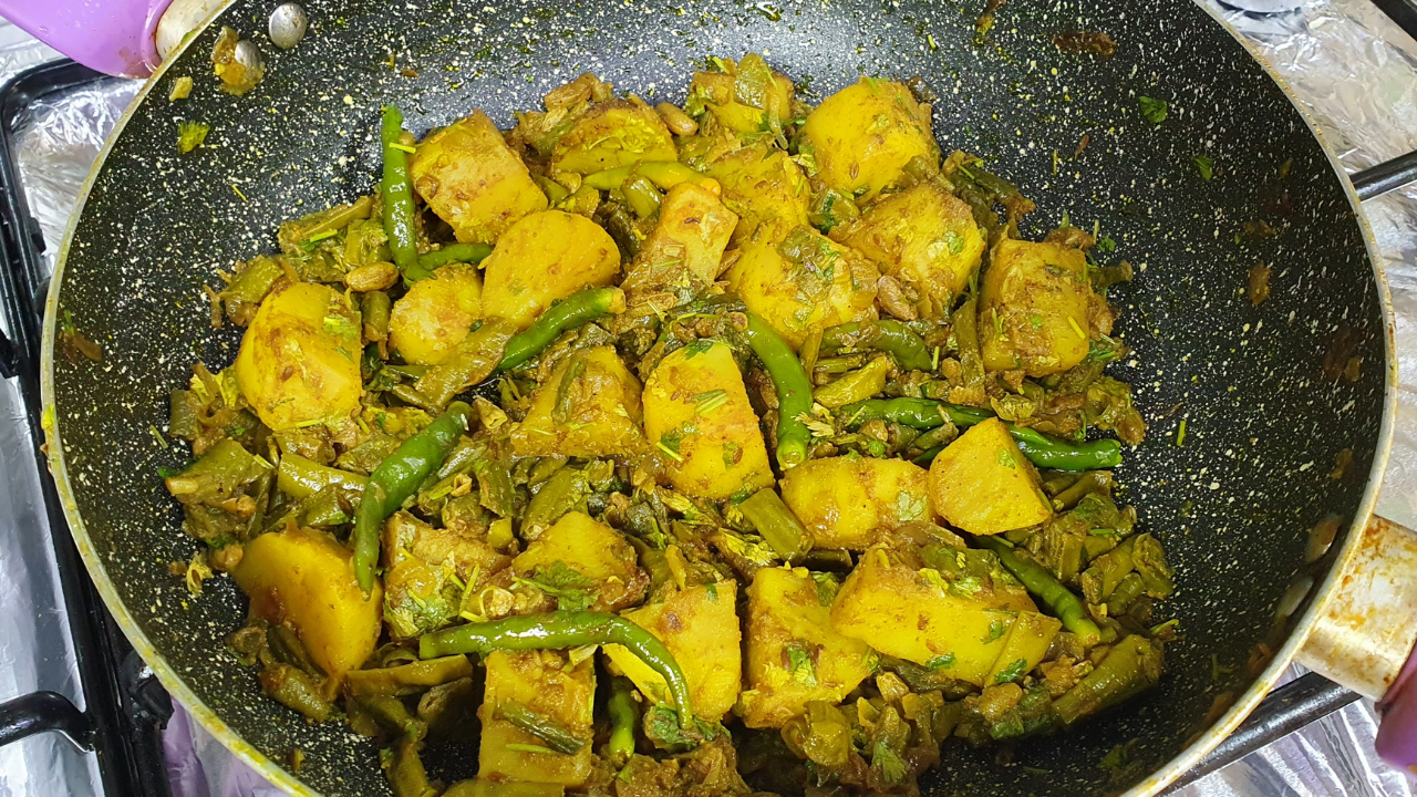 Aloo Phali ki Sabzi (Potato and Long Bean Curry)