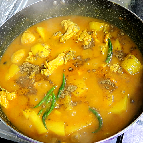 Lazeez aur Khushbudar Aloo Chicken