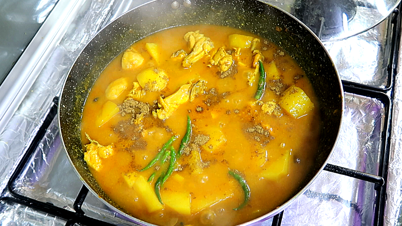 Lazeez aur Khushbudar Aloo Chicken